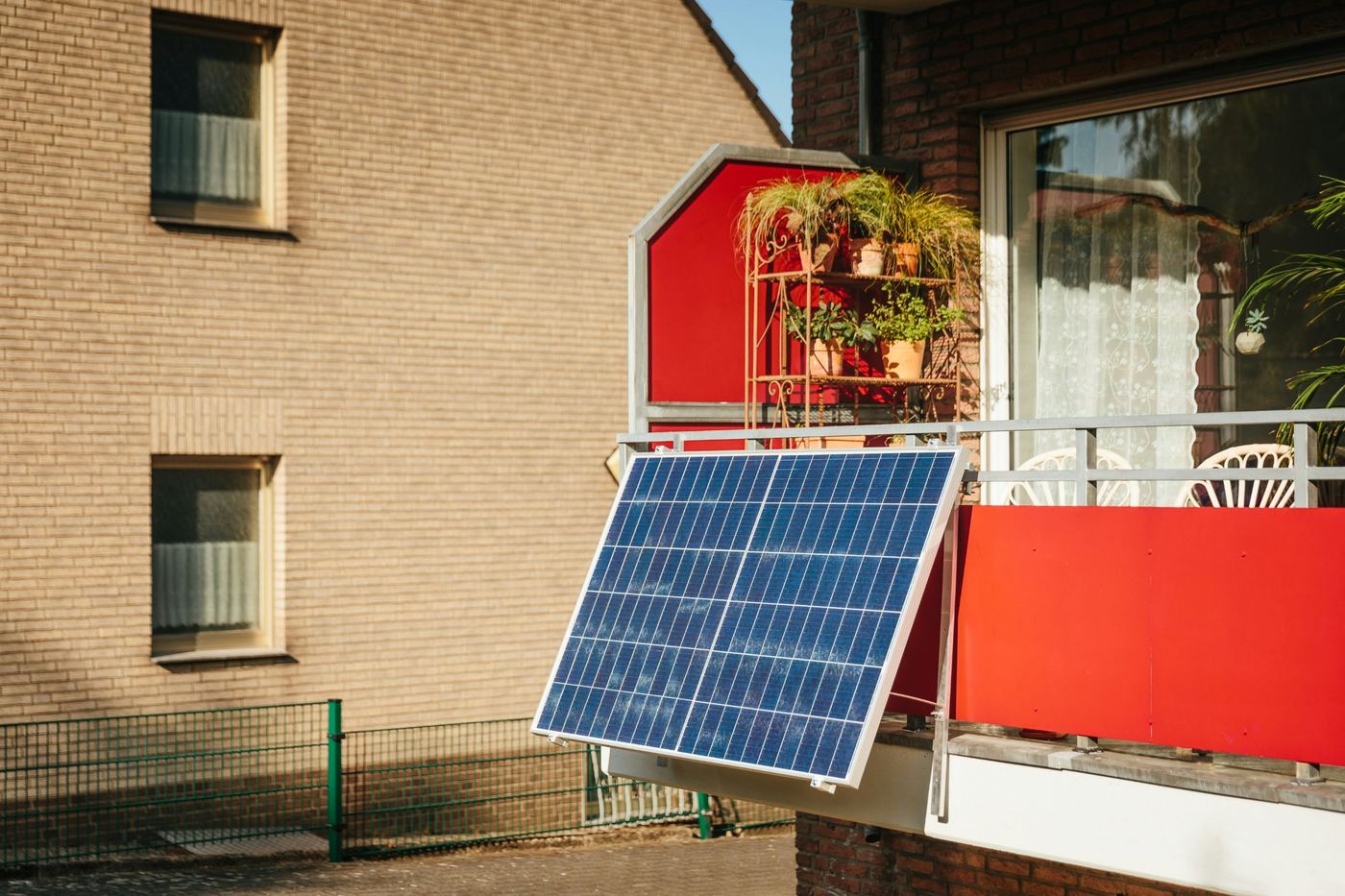 Panel solar instalado en un balcón con plantas